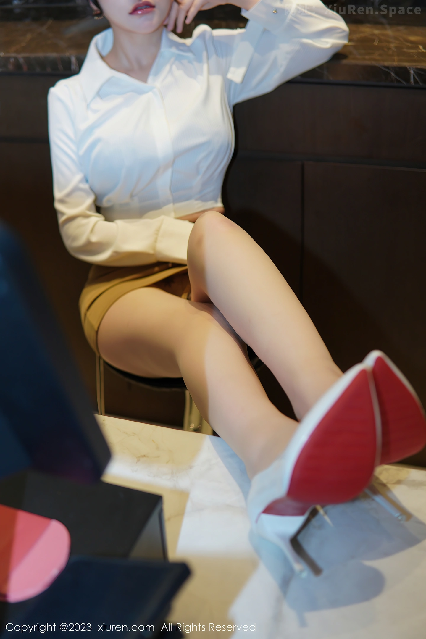 图片[4]-[Xiuren秀人网]2023.01.06 VOL.6101 周于希Sally 红色OL制服与黑色蕾丝内衣加黑丝美腿性感私房写真集-秀人网官方网站